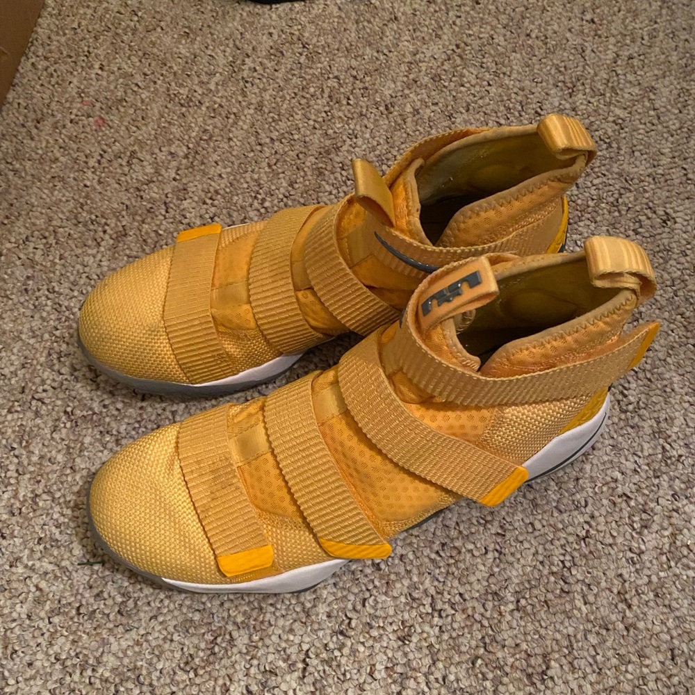 LeBron James Soldier mens size 10.5 used good condition.
